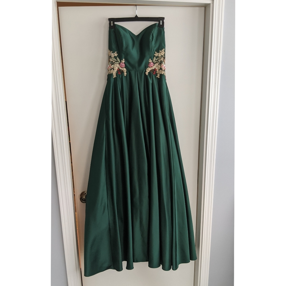 Size: 9 Brand: Blondie Nites Color: Emerald with Gold & Maroon Detailing